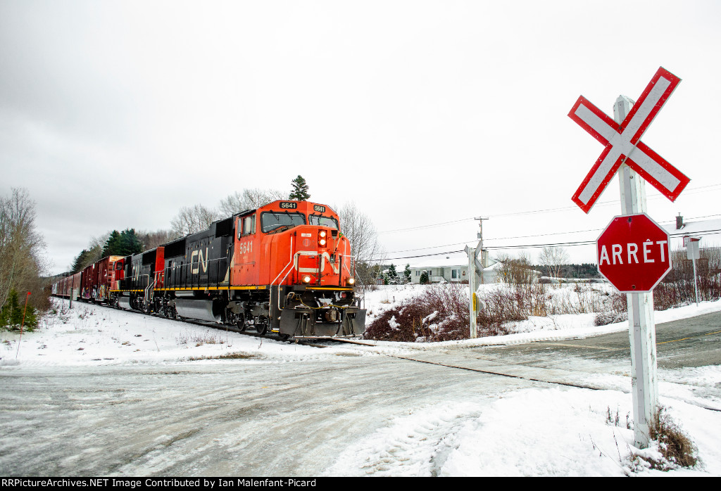 CN 5641 leads 403 at Rivière-Hâtée